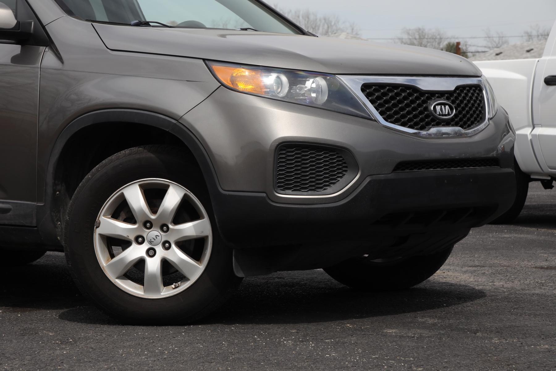 2012 GRAY KIA SORENTO LX 2WD (5XYKT3A10CG) with an 2.4L L4 DOHC 16V engine, 6-SPEED AUTOMATIC transmission, located at 420 E. Kingsbury St., Seguin, TX, 78155, (830) 401-0495, 29.581060, -97.961647 - Photo #2